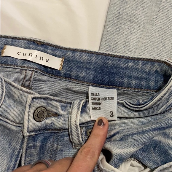 Distressed high rise jean - Picture 5 of 6